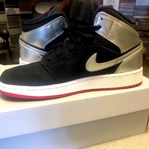 𝑵𝒊𝒌𝒆 Sneakers suede, silver and red. super cute super stylish❤︎